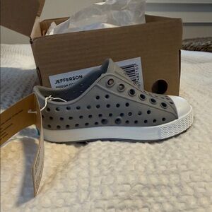 Native Shoes Jefferson Kids in Grey and White